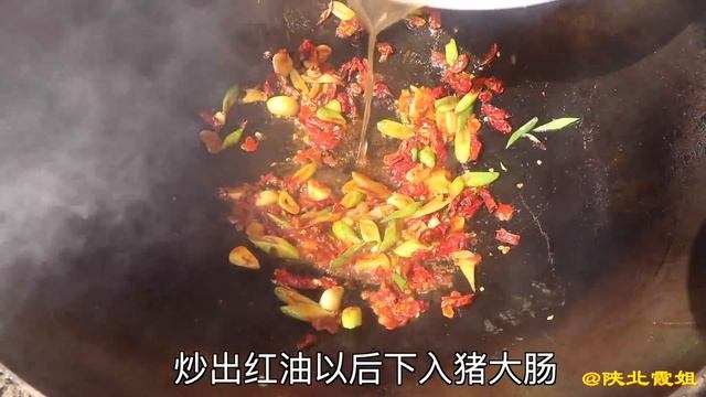 【陕北霞姐】78元3斤肥肠，霞姐教你新做法，加一斤黄豆，不腥不臭，就着米饭猛扒拉，过瘾！ смотреть онлайн