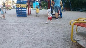 Поход Малинки на детскую площадку. Турник, горка, качели. Malinka trip to the playground.