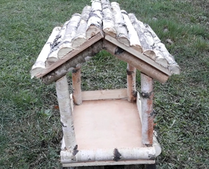 Сделал интересную кормушку для птиц из березы и фанеры