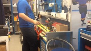 Установка креплений на беговые лыжи.