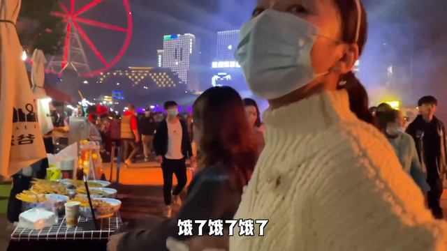 小雨陪侄兒逛歡樂谷，跳舞看帥哥吃串串，到處打望好嗨喲【市民朱小雨】