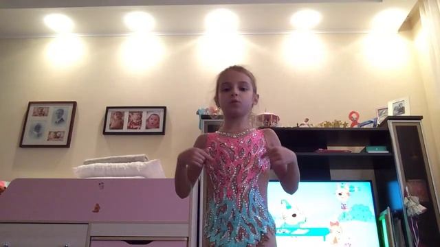 Показываю купальники для художественной гимнастики на мне часть1