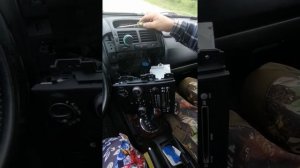 Снятие  старой автомагнитолы с СУЗУКИ ГРАНД ВИТАРА 2006 ГОДА