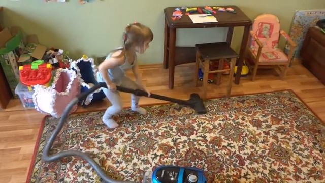 апрель 2020, пани Милоша пылесосит ковёр... смотреть онлайн