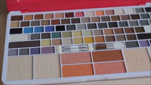 Профессиональный набор для макияжа Christian ES i5 смотреть онлайн