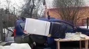 Погрузка холодильника на крышу