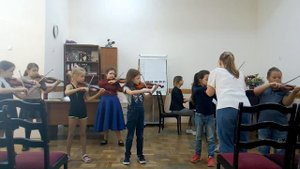 Ансамбль скрипачей младших классов.