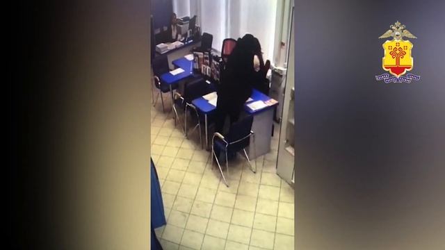 Неизвестный в маске попытался ограбить банк в Чебоксарах смотреть онлайн