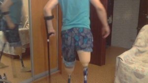 Ходьба на протезах бедра и голени с тростью.