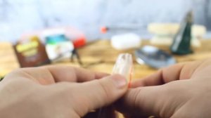 Снаряжение ящика начинающего рыболова для зимней рыбалки.