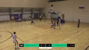 Дети играют в баскетбол. Первенство России. Баскетбольный матч