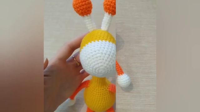 Вязаный жираф с сердечком.