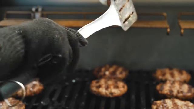 Классические бургеры на гриле Weber смотреть онлайн