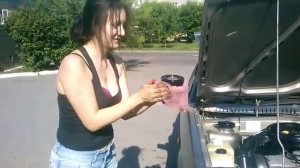 Девушка ремонтирует авто ВАЗ 2109. Замена масляного фильтра