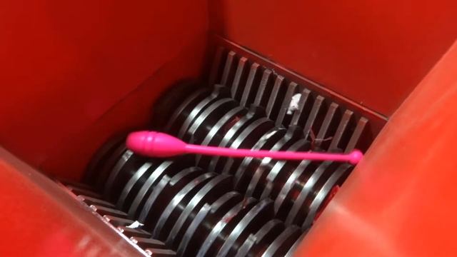 Измельчение пластика на шредере DB смотреть онлайн