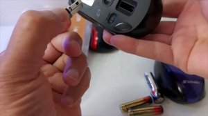 How to insert or replace batteries in a wireless mouse