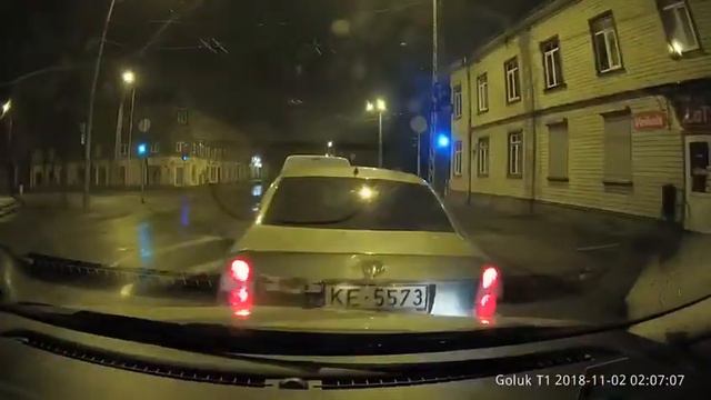 Вот Что может случиться когда отвлекаешься на девушку !!! :( смотреть онлайн