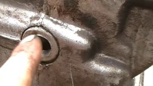 Зачеканиваем заглушку на головке блока цилиндров, классика.