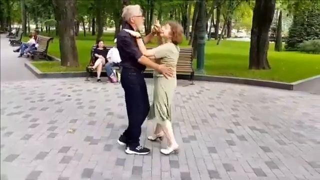 ТЫ ОЧЕНЬ КРАСИВА В ЭТОМ ПЛАТЬЕ!!! ЛЮБИМЫЕ ТАНЦОРЫ,САД ШЕВЧЕНКО,ХАРЬКОВ!!! смотреть онлайн