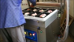 Вакуумная упаковочная машина скин для пищевых продуктов на подложке