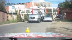 Газель снесла ворота. Жесть