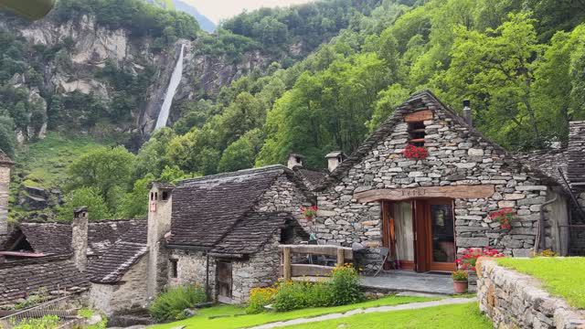 Деревня семи гномов в Foroglio, Швейцария, из сказки братьев Гримм «Белоснежка». 4к_60fps.