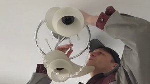 Отключаю и снимаю люстру с потолка – снято на видео