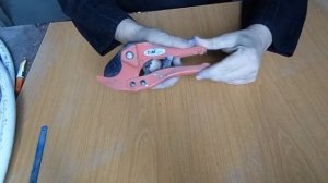 Как пользоваться труборезом/ How to cut the pipe