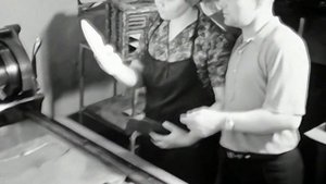 1967 год. Тюмень. Сборка весов Тюмень на приборостроительном заводе.