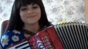 Красивая девушка играет на аккордеоне