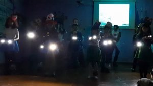 Танец детей с фонариками на Новый Год.