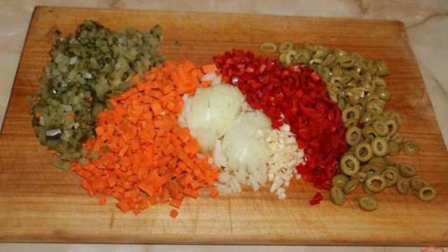 Домашняя солянка из свиного шашлыка с колбасой
