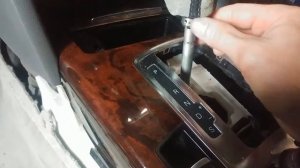 Audi А6 2010 снимаем ручку с кулисы АКП.