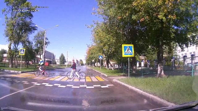 город Лесной Один нормальный, другой едет на велике смотреть онлайн