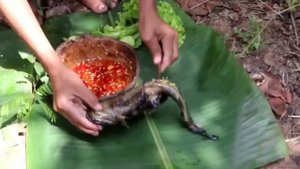 мальчик дикарь в лесу кушает жареную на камне рыбу