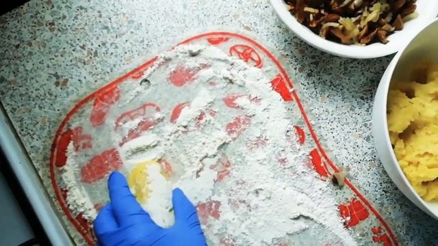 Постные блюда. Картофельные зразы с грибами под грибным соусом.