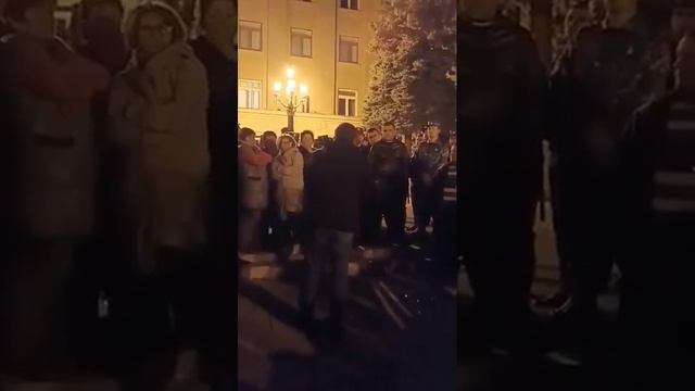 Лидер протеста в Арцахе Тигран Петросян эмоционально выступил перед президентским дворцом