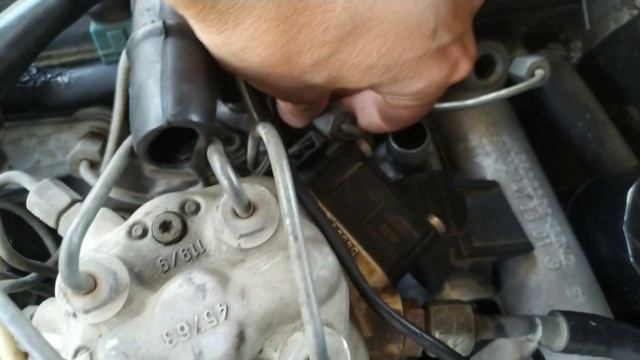 Mercedes W124 замена топливных форсунок, двигатель М 102. смотреть онлайн