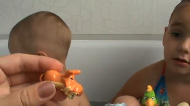 Купаюсь с Женькой в ванной с игрушками смотреть онлайн