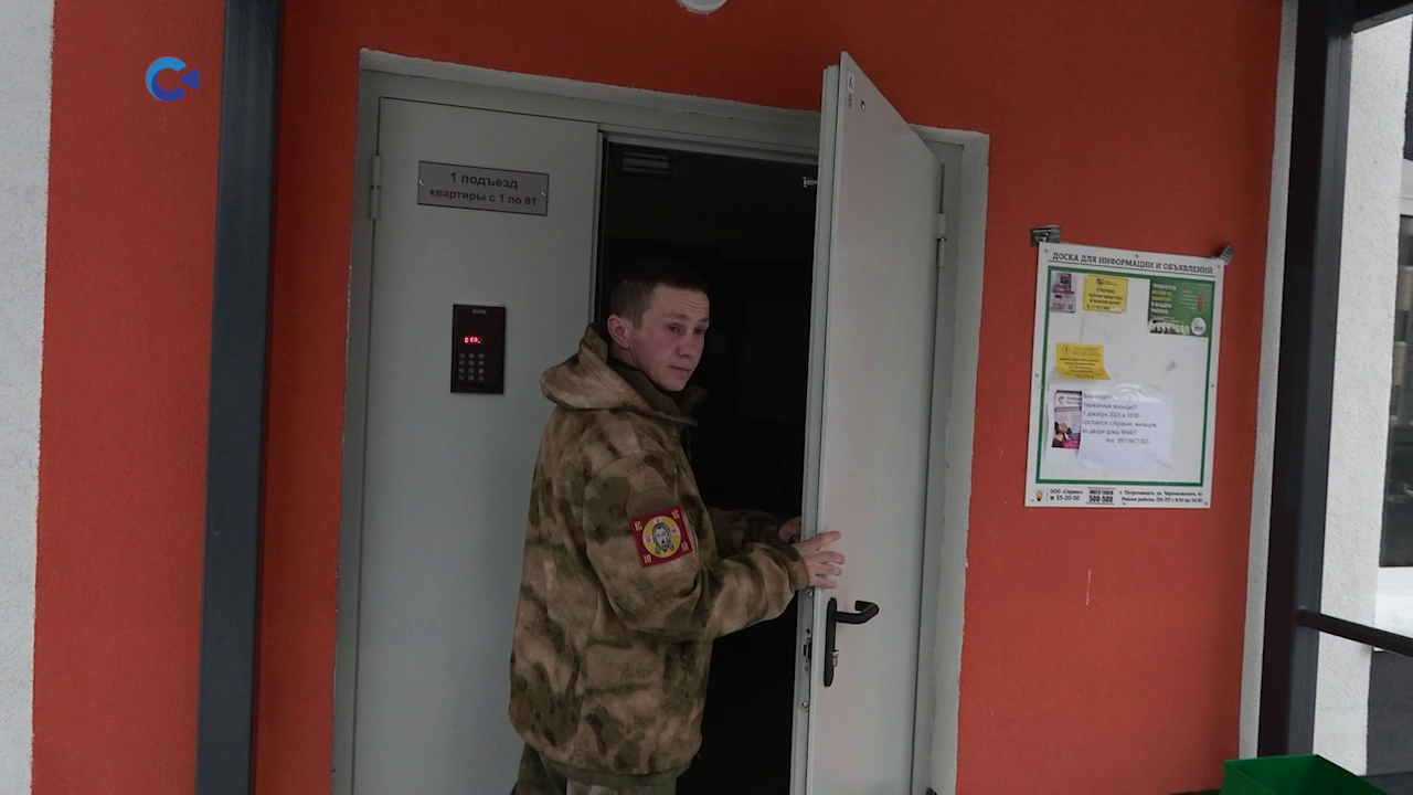 Участнику СВО из Петрозаводска вручили ключи от новой квартиры