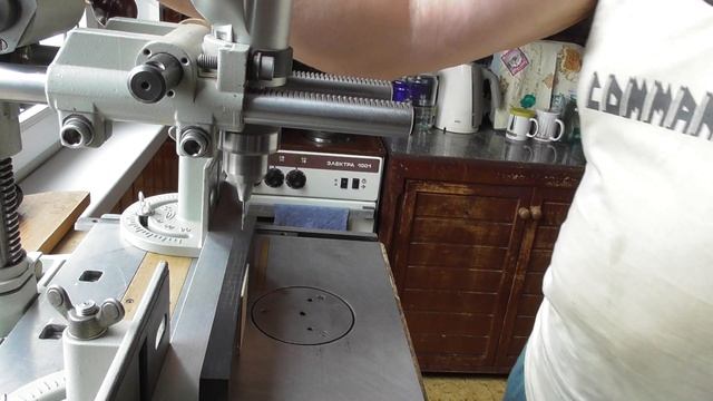 Сверление в подставке двойных отверстий под струны(видео №329). смотреть онлайн