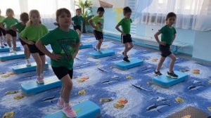 Физкультурное занятие на степ-платформах