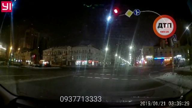 Бизнес такси красный не помеха. Перекрёсток Борщаговской и Старовокзальной смотреть онлайн