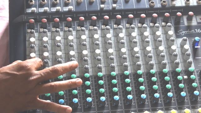 SoundCraft Signature 16 Mixer || How to Use FX || Equalizer || Auxiliary # Tech & Techniques смотреть онлайн