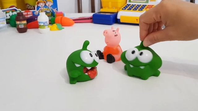 Ам Нямы встретились в Магазине Игрушек с Мамой Свинки Пеппы смотреть онлайн