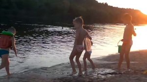 Дети веселятся на пляже