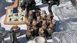 Картина? Корзина? Картонка и маленькая собачонка ??