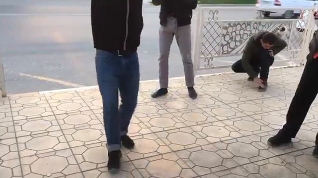 Парни зажигают на улице Чеченская Лезгинка 2019 смотреть онлайн
