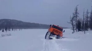 Вездеход Русак К8 -выезд из пухляка на дорогу. Харп -Нифритовое озеро