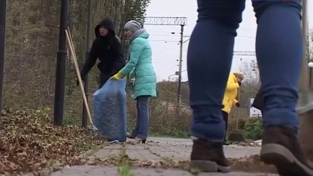 Сотрудники администрации Ельца вышли на общегородской субботник смотреть онлайн